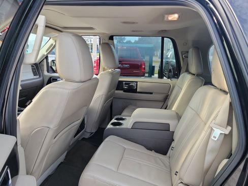Used 2017 Lincoln Navigator Select image 13