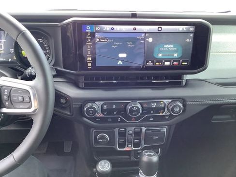 Used 2025 Jeep Wrangler Unlimited Sahara AWD/4WD image 17
