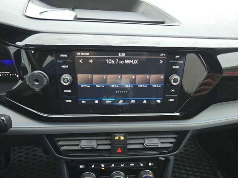 Used 2024 Volkswagen Taos SE image 17