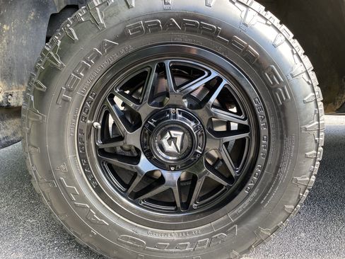 Used 2019 Nissan Titan SV w/ SV Convenience Package AWD/4WD image 13