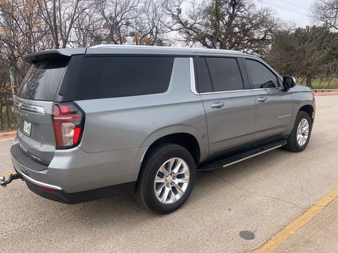 Used 2023 Chevrolet Suburban Premier image 4