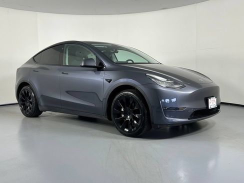 Used 2022 Tesla Model Y Long Range AWD/4WD image 1