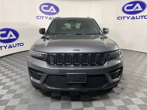 Used 2024 Jeep Grand Cherokee Altitude RWD image 9