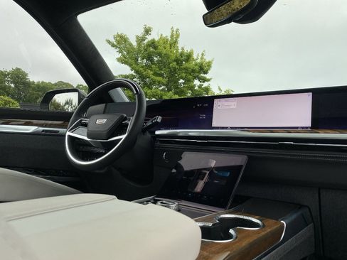 Used 2026 Cadillac Escalade Platinum Sport AWD/4WD image 6