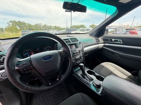 Used 2017 Ford Explorer XLT AWD/4WD image 2