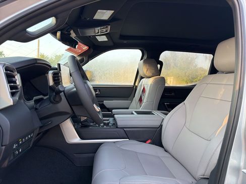 Used 2026 Toyota Tundra Limited AWD/4WD image 9