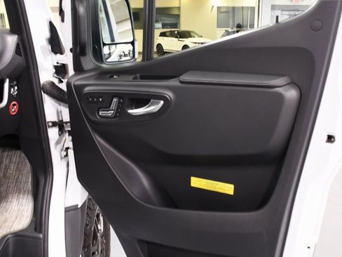 Used 2022 Mercedes-Benz Sprinter 144 Cargo image 18