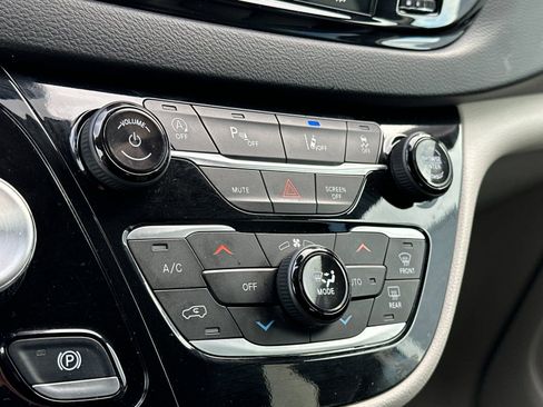 Used 2024 Chrysler Pacifica Touring-L image 20