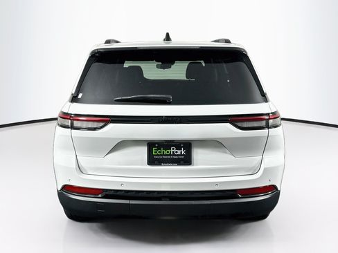 Used 2023 Jeep Grand Cherokee Altitude RWD image 7