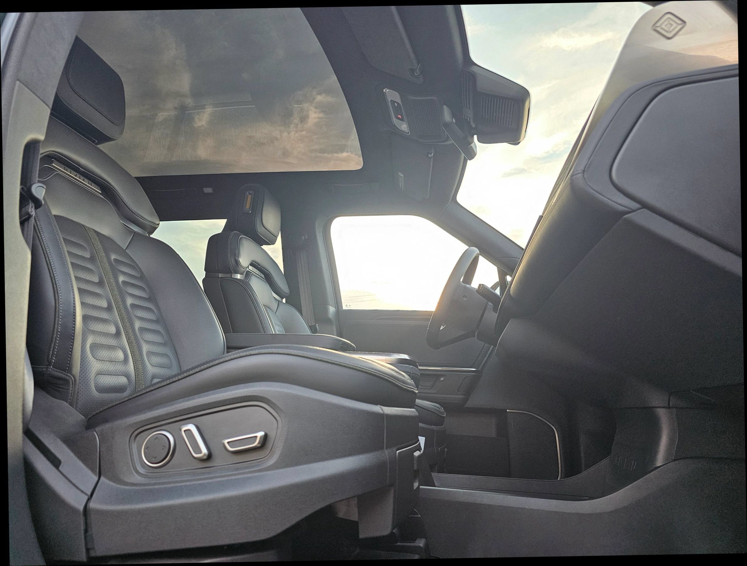 Used 2025 Rivian R1S Adventure Dual AWD/4WD image 32