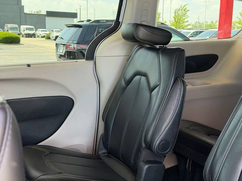 Used 2024 Chrysler Pacifica Touring-L FWD image 26
