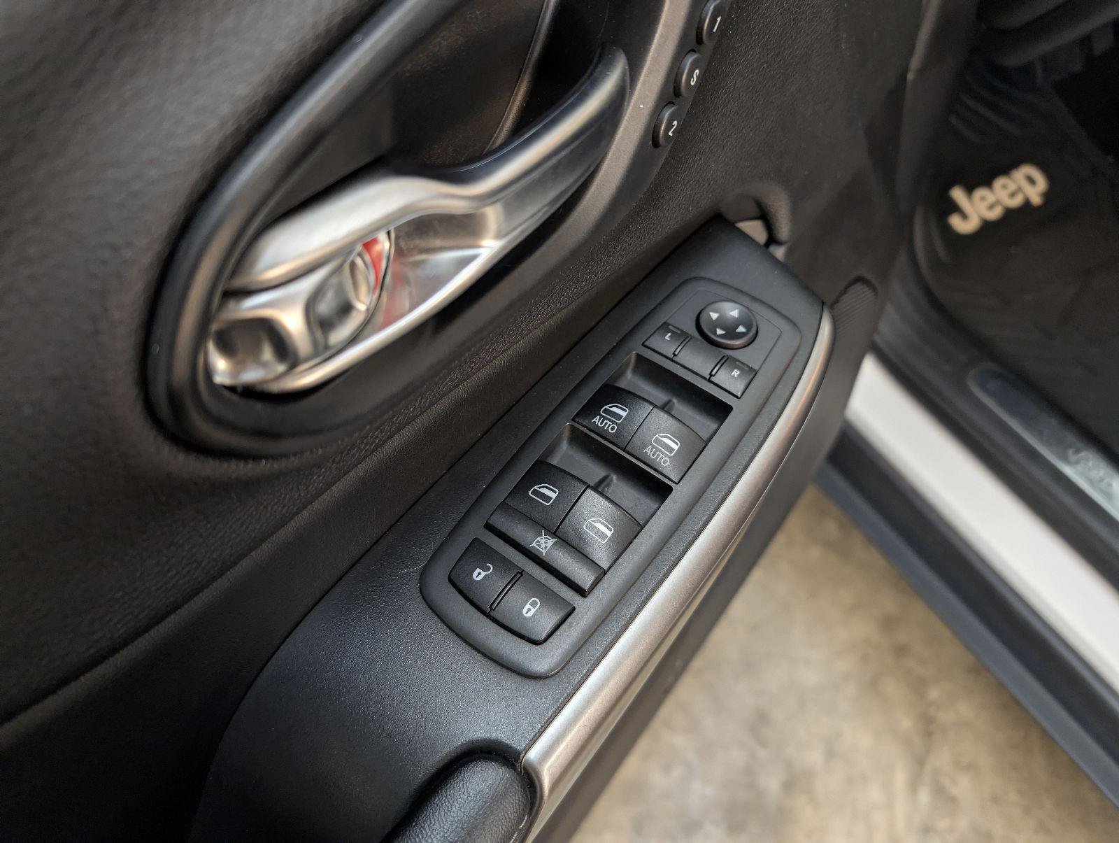 Used 2019 Jeep Cherokee Limited FWD image 19
