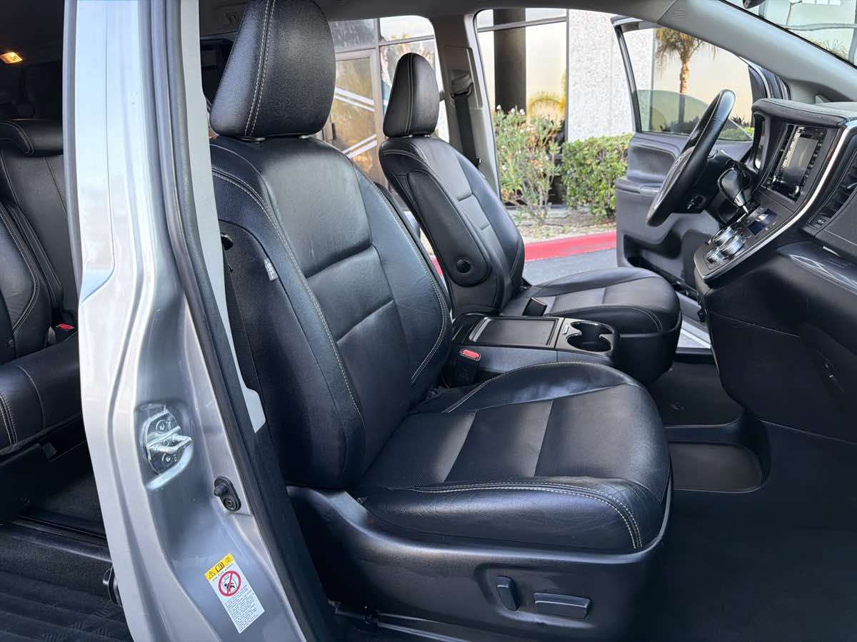 Used 2018 Toyota Sienna SE FWD image 41