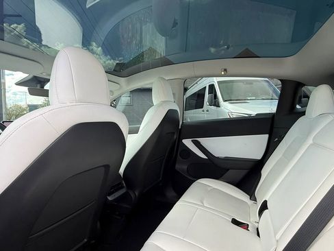 Used 2021 Tesla Model Y Long Range image 10