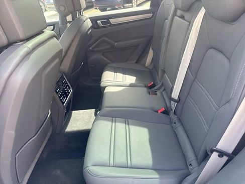 Used 2023 Porsche Cayenne Platinum Edition image 34