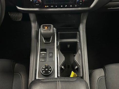 Used 2025 Nissan Pathfinder SV AWD/4WD image 21