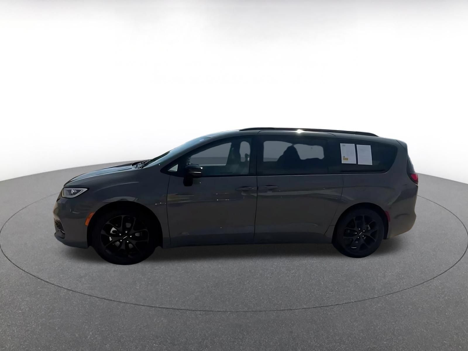 Used 2025 Chrysler Pacifica Limited FWD image 8
