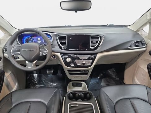 Used 2024 Chrysler Pacifica Touring-L FWD image 10