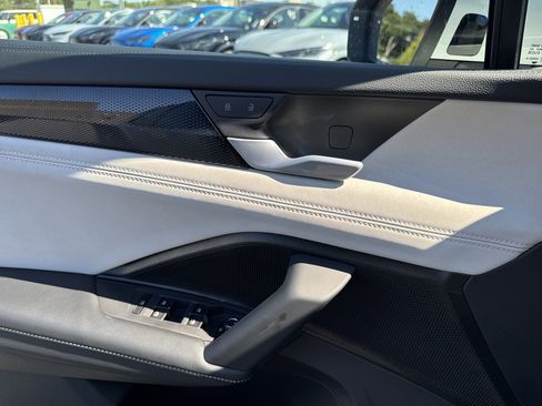 New 2025 Volkswagen Tiguan SE image 14