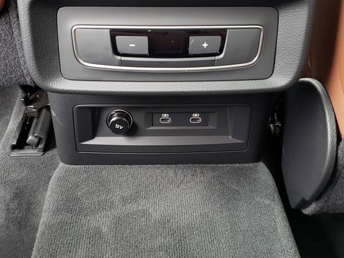 Used 2022 Audi Q8 Premium image 31