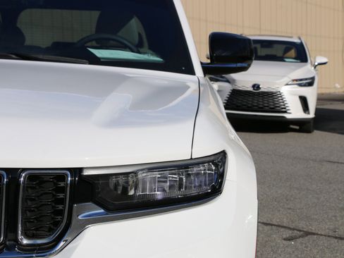 Used 2023 Jeep Grand Cherokee Limited w/ Luxury Tech Group II image 13