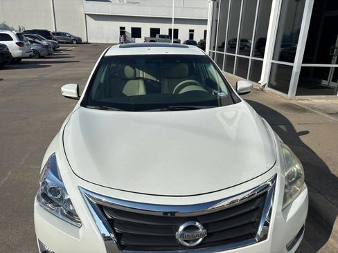 Used 2013 Nissan Altima 2.5 SL w/ Technology Pkg FWD image 3