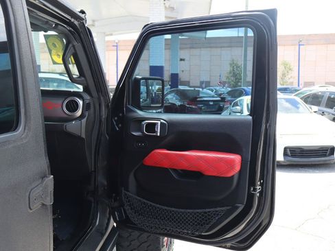 Used 2018 Jeep Wrangler Unlimited Sahara w/ Uconnect 4C Nav & Sound Group AWD/4WD image 14