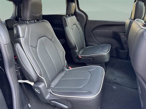New 2026 Chrysler Pacifica Limited image 34