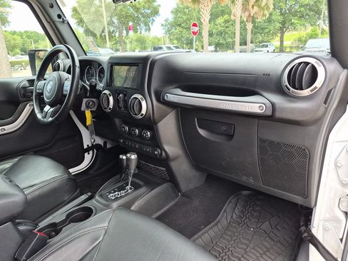 Used 2017 Jeep Wrangler Unlimited Rubicon w/ Cold Weather Group AWD/4WD image 25