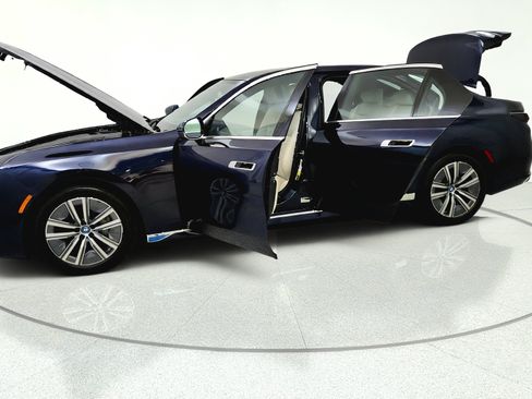 Used 2023 BMW i7 xDrive60 w/ Executive Package 2 AWD/4WD image 11