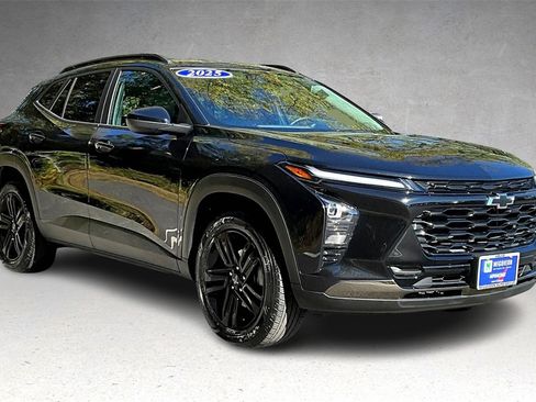 Used 2025 Chevrolet Trax ACTIV w/ Sunroof Package image 3