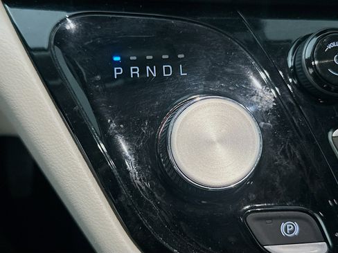 Used 2023 Chrysler Pacifica Touring-L image 24