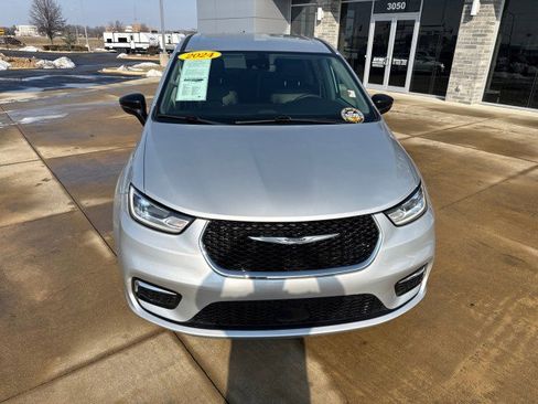 Used 2024 Chrysler Pacifica Touring-L image 6