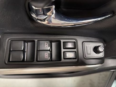 Used 2018 Nissan Titan SV w/ SV Convenience Package image 12