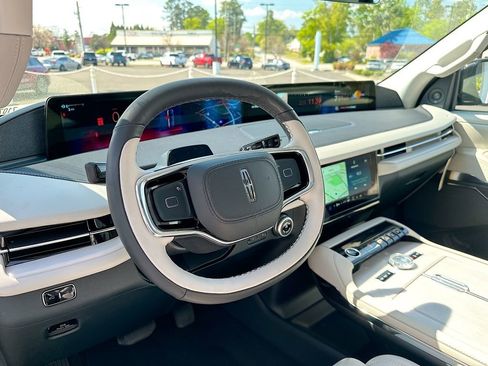 Used 2026 Lincoln Navigator Reserve image 10