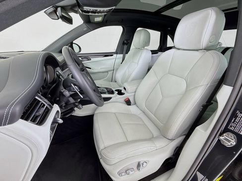 Certified 2025 Porsche Macan AWD/4WD image 5