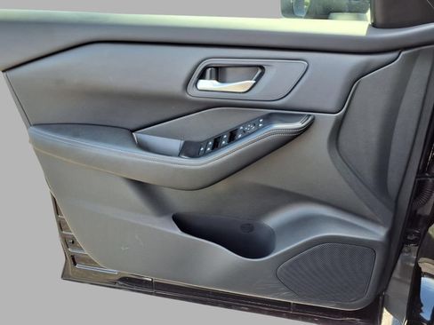 Used 2025 Nissan Rogue SV FWD image 18