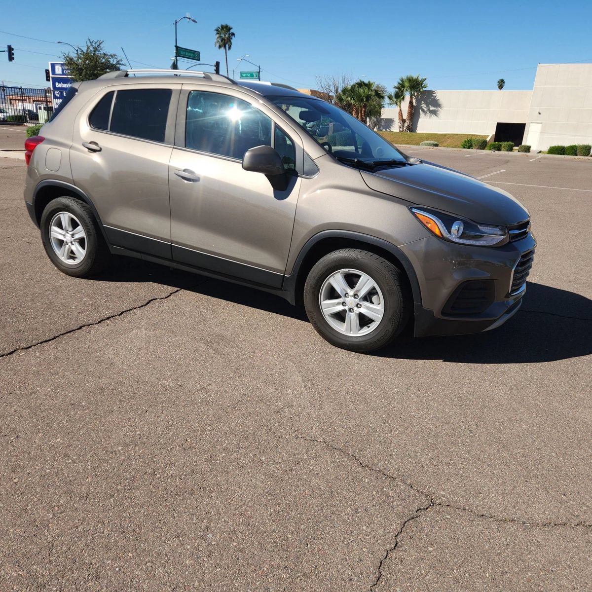 Used 2021 Chevrolet Trax LT w/ LT Convenience Package FWD image 4
