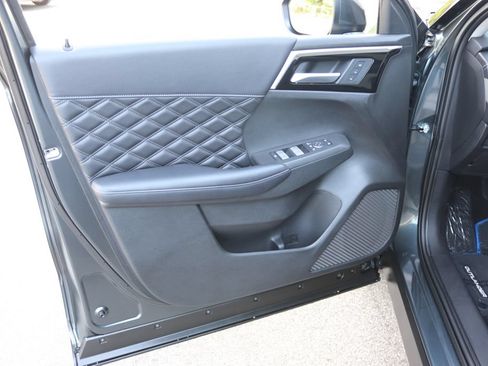 Used 2025 Mitsubishi Outlander 4WD Plug-In Hybrid image 7