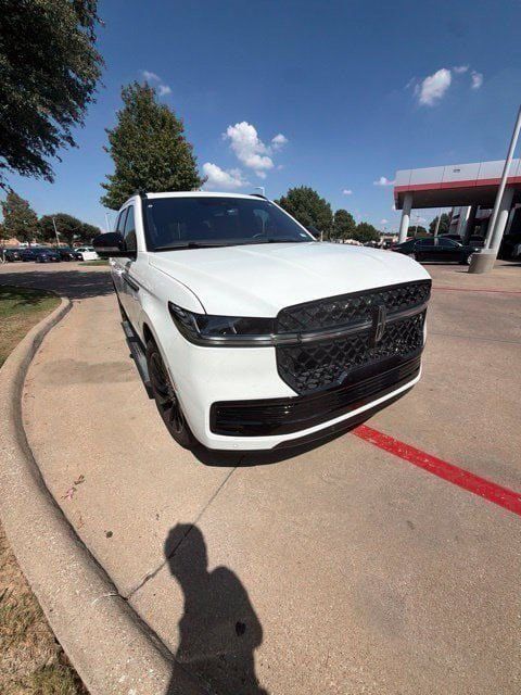 Used 2025 Lincoln Navigator Reserve w/ Jet Appearance Package AWD/4WD image 3