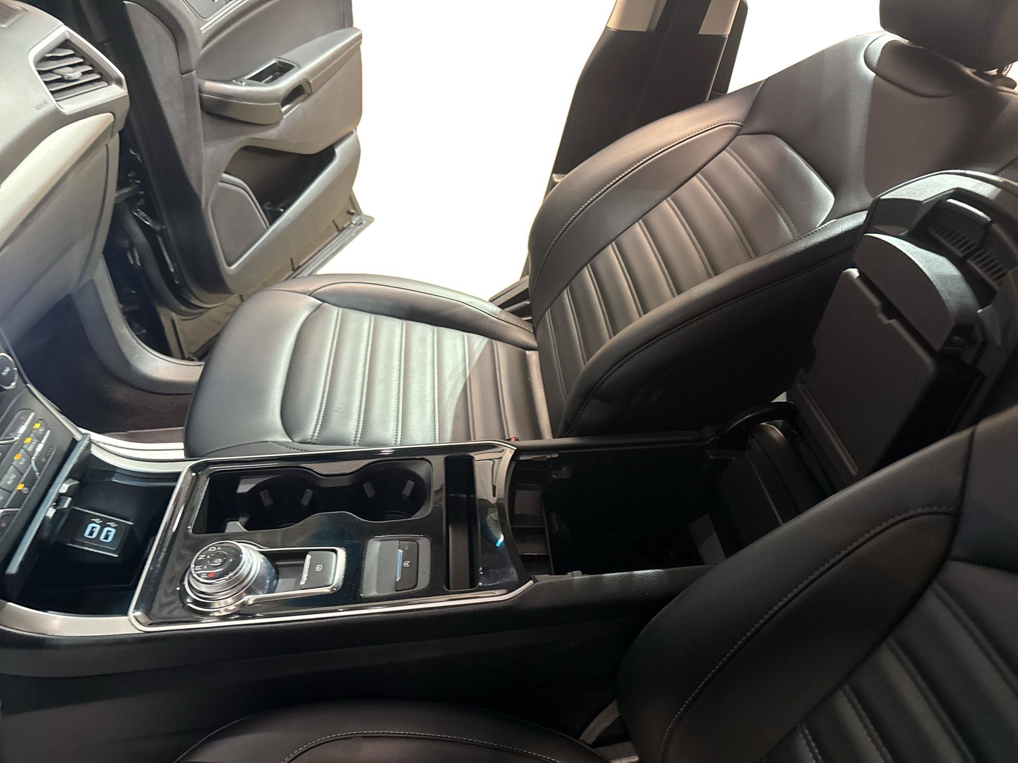Used 2019 Ford Edge SEL w/ Equipment Group 201A AWD/4WD image 17