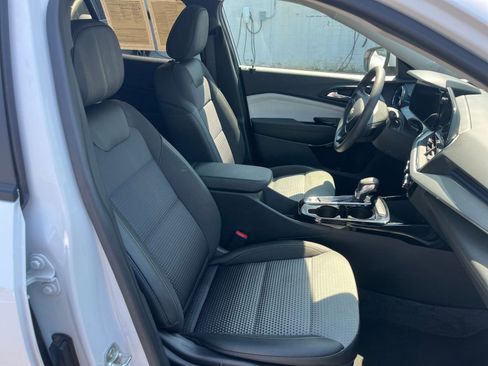 Used 2025 Chevrolet Trax LT FWD image 36