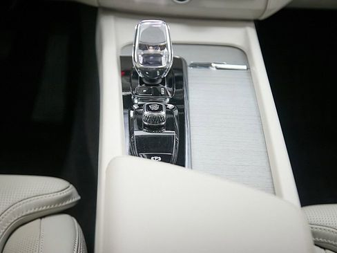 Certified 2024 Volvo XC60 T8 Ultimate w/ Protection Package Premier image 31