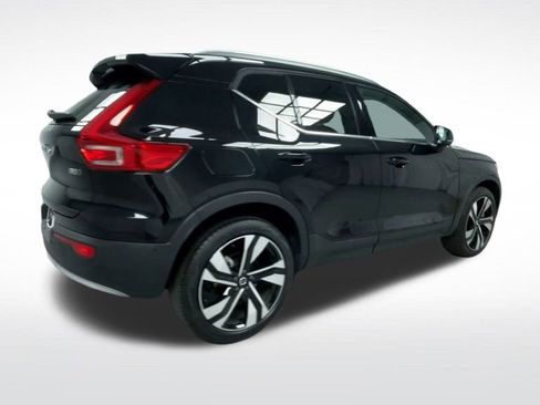Used 2025 Volvo XC40 B5 Plus image 8
