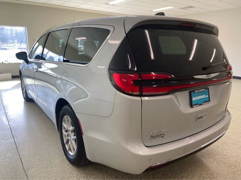 Used 2024 Chrysler Pacifica Touring-L image 9