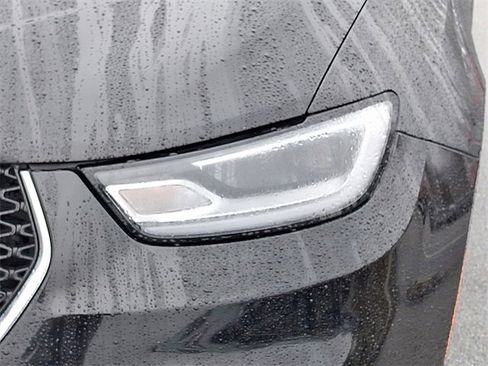 Used 2024 Chrysler Pacifica Touring-L image 9