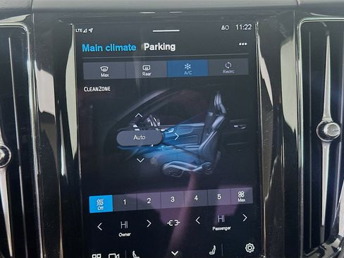 Used 2025 Volvo XC60 B5 Plus image 22