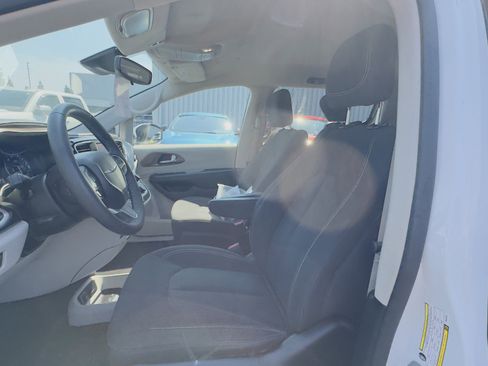 Used 2023 Chrysler Voyager LX image 16