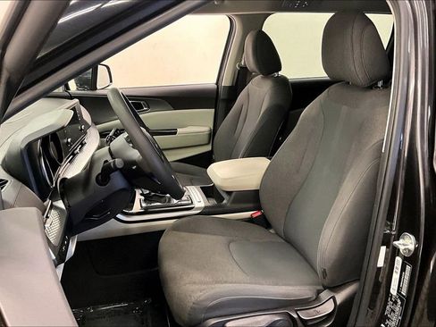 Used 2023 Kia Carnival LX FWD image 21