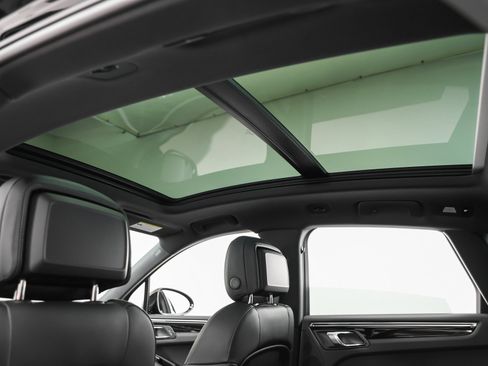 Certified 2025 Porsche Macan image 40